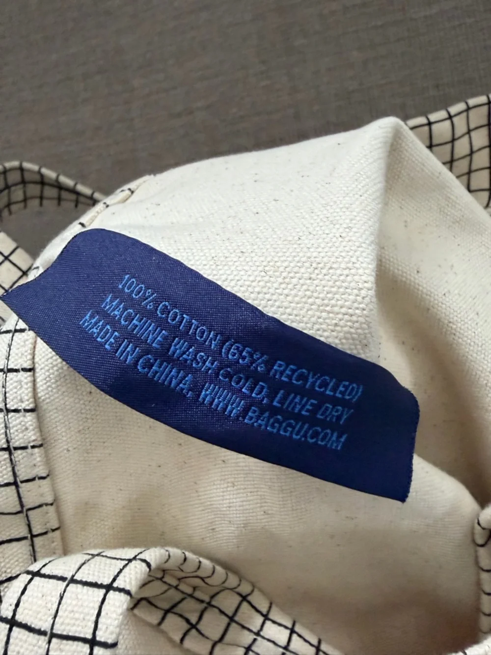 BAGGU Cream Grid Tote - Picture 4 of 6
